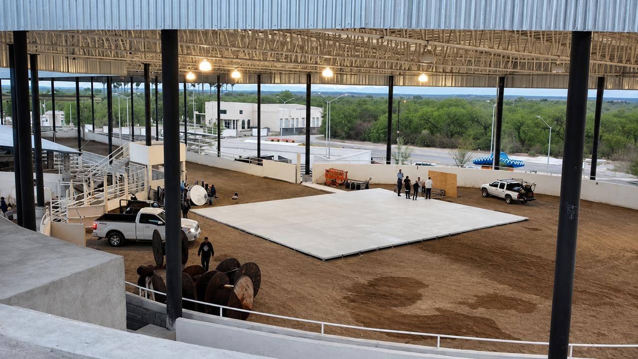 Instalación de tarima en arena de eventos